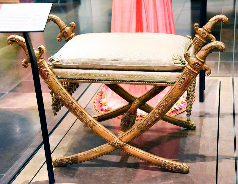 Табурет, который был частью набора, сделанного для приёма Наполеона в законодательном корпусе после его коронации императором. Наполеон